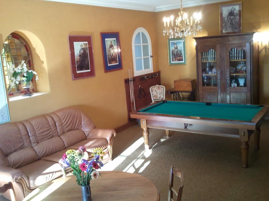 Mas Du Trezon Bed & Breakfast Шоле Стая снимка